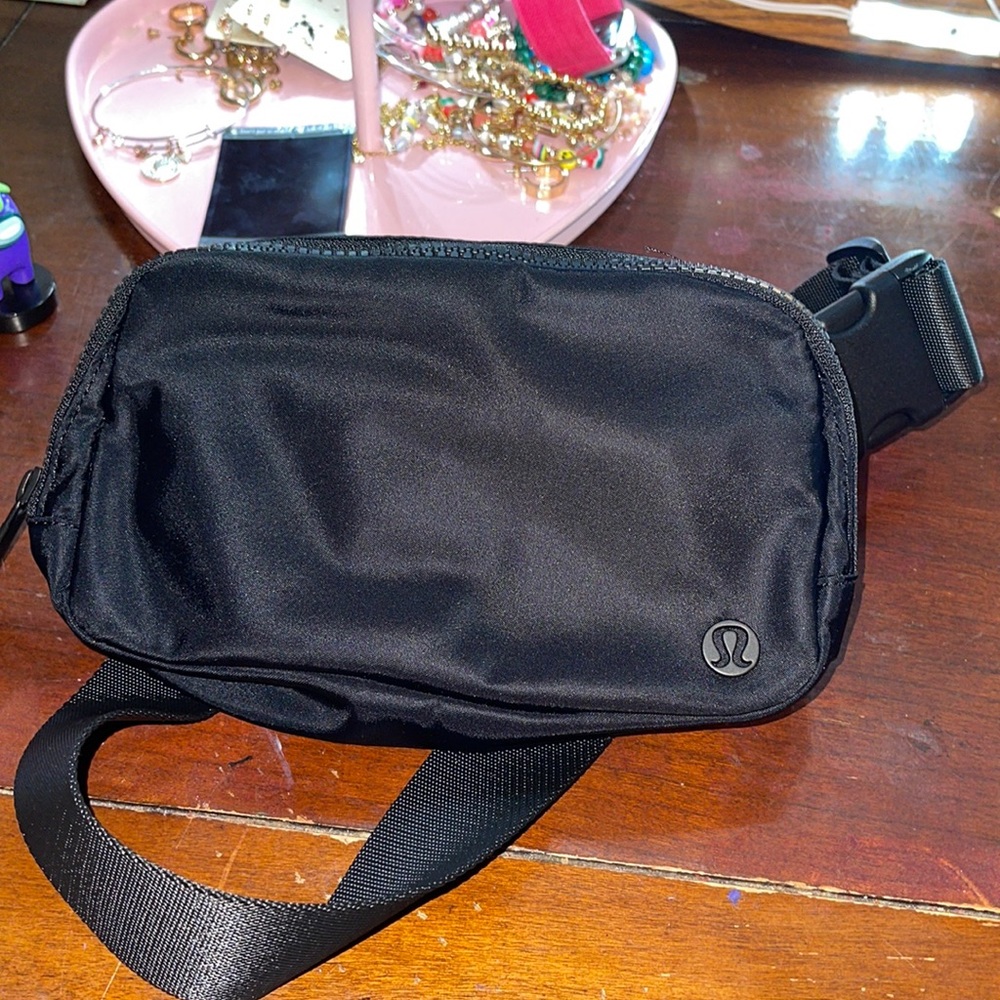 LULU LEMON Everywhere Belt Bag